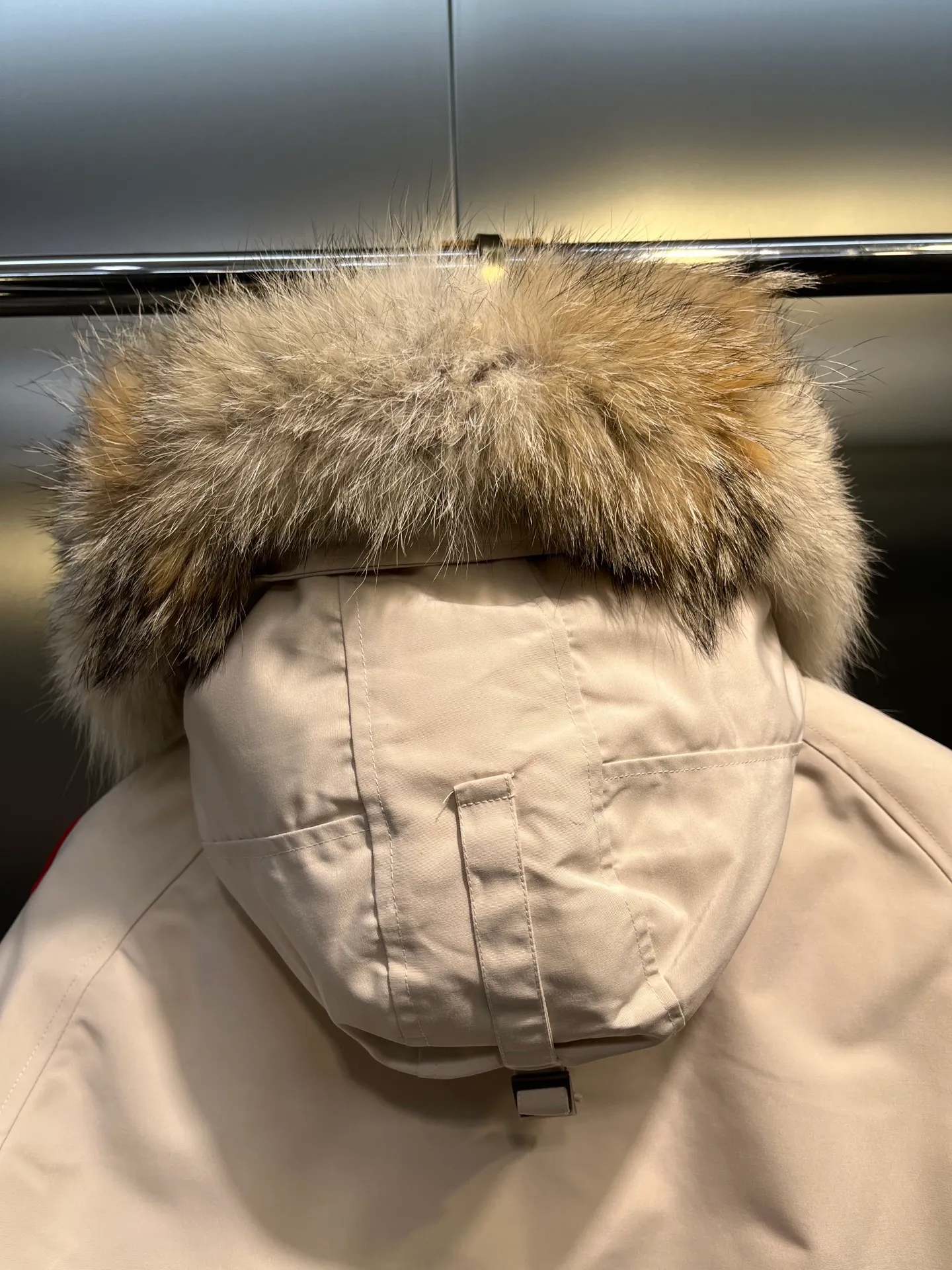 P780 CANADA GOOES 02 model Chilliwa bomber jacket 02 model, chosen by Arctic and Antarctic scientific expedition teams as their cold-proof equipment, the Rolls-Royce of down jackets. ➖ Industry-leading anti-counterfeiting chip sensing. ➖ Imported Behringer embroidery machines and customized embroidery labels, the highest level and industry leading. ➖ Imported Korean 21-count polyester-cotton blended original fabric, TC85 waterproof coated fabric, water-repellent, windproof and wear-resistant. ➖ The new national standard 80 white duck down is filled with an average of 520 grams of down. The amount of down filled is industry-leading. ➖ 100% nylon lon lining with double double-layer sealing design to prevent velvet running, seamless thread design on cuffs! ➖ Western Canadian Green Wolf Collar. ➖ Yoshida YKK provides original factory-customized electroplated sliders. YKK two-way lockable zippers are tight and smooth and do not peel off paint. ➖ 3M composite Velcro is durable and the accessories and hardware are all custom-made. Note: Our copywriting is only simple and clear. Instead of bragging about the copywriting, it is better to compare and understand with samples. Only for the purest, most focused, most professional, highest quality, and highest sex!  size：xs-xl